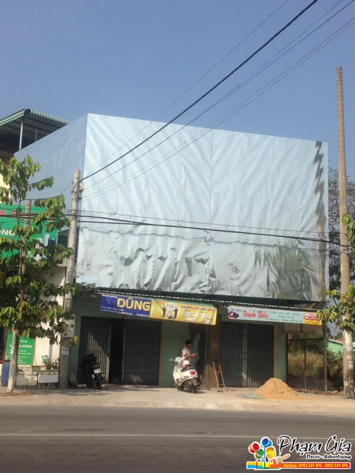 Thi công bảng hiệu tole dán decal 5 lam-bang-hieu-cang-tole