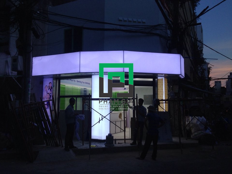 bang quàn cao gia re