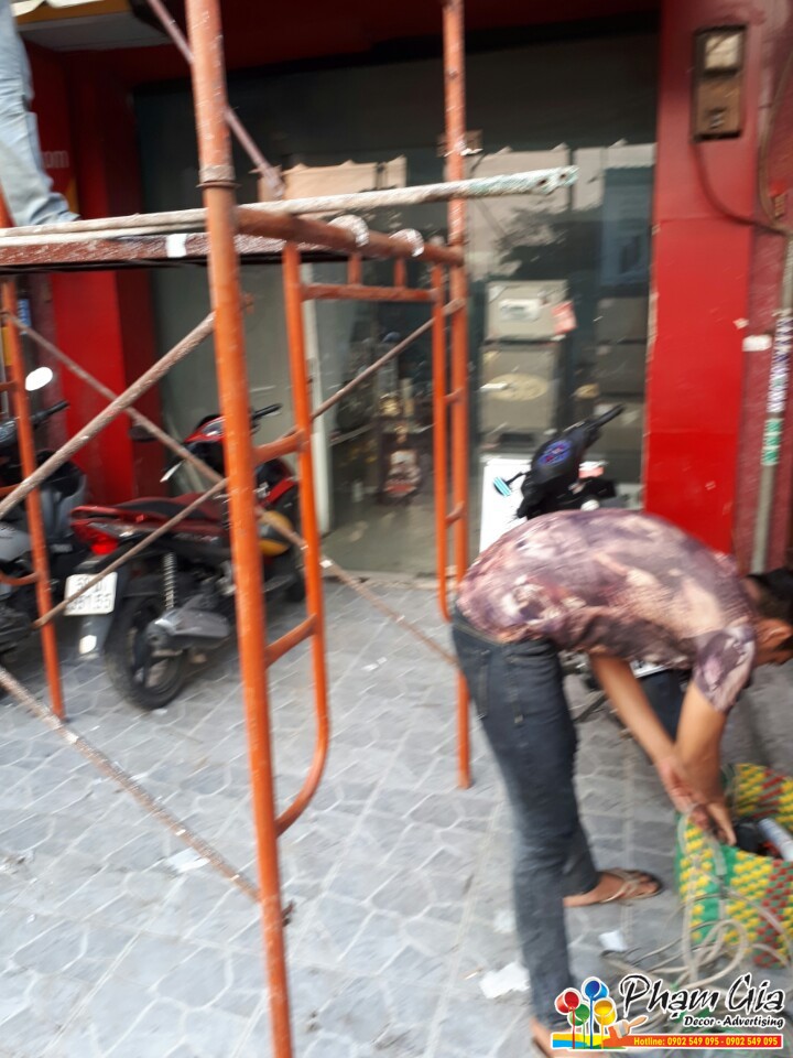 lam bien quang cao q12