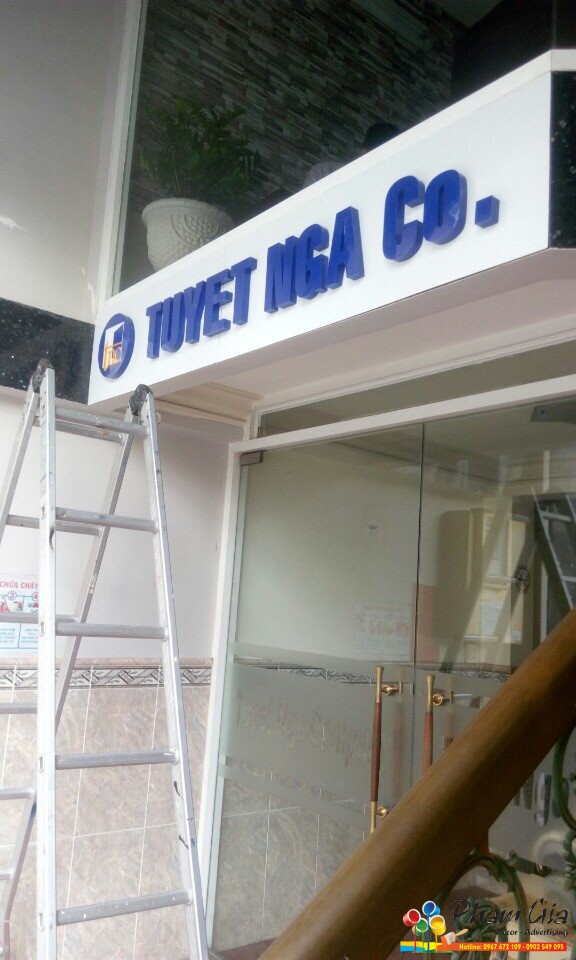 Làm Bảng Quảng Cáo Alu Giá Rẻ Q10 4 lam chu noi mica gia re