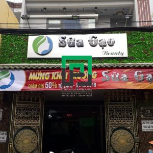 Làm bảng hiệu cỏ nhân tạo giá rẻ
