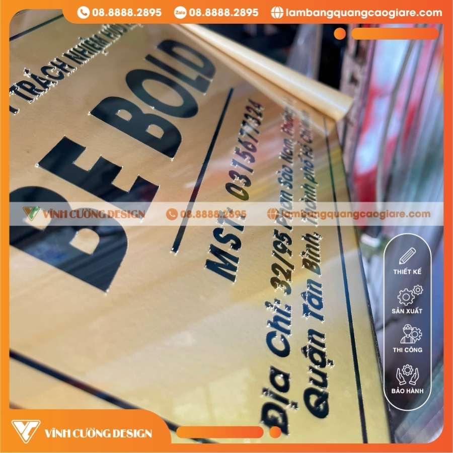 Lưu Ý Kỹ Thuật & Bảo Quản Bảng Tên Công Ty Mica Vàng Đồng In UV Phun Sơn