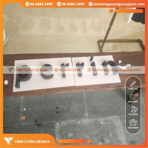 Mẹo lựa chọn đơn vị gia công chữ nổi Inox đen không bị chém giá
