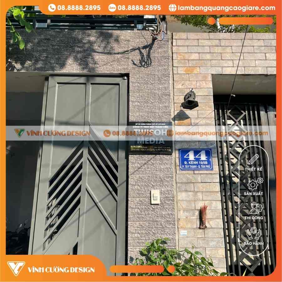 Nghệ Thuật Kết Hợp Làm Bảng Tên Công Ty Alu Đen Chữ Nổi In UV Logo Inox Nổi Trong Thiết Kế Thương Hiệu