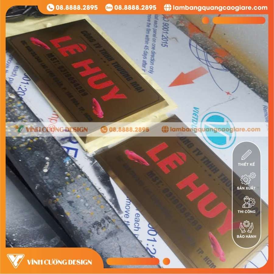 Phân Biệt Kỹ Thuật In UV Với Decal Dán Trên Bảng Tên Công Ty Inox Vác Cạnh In UV