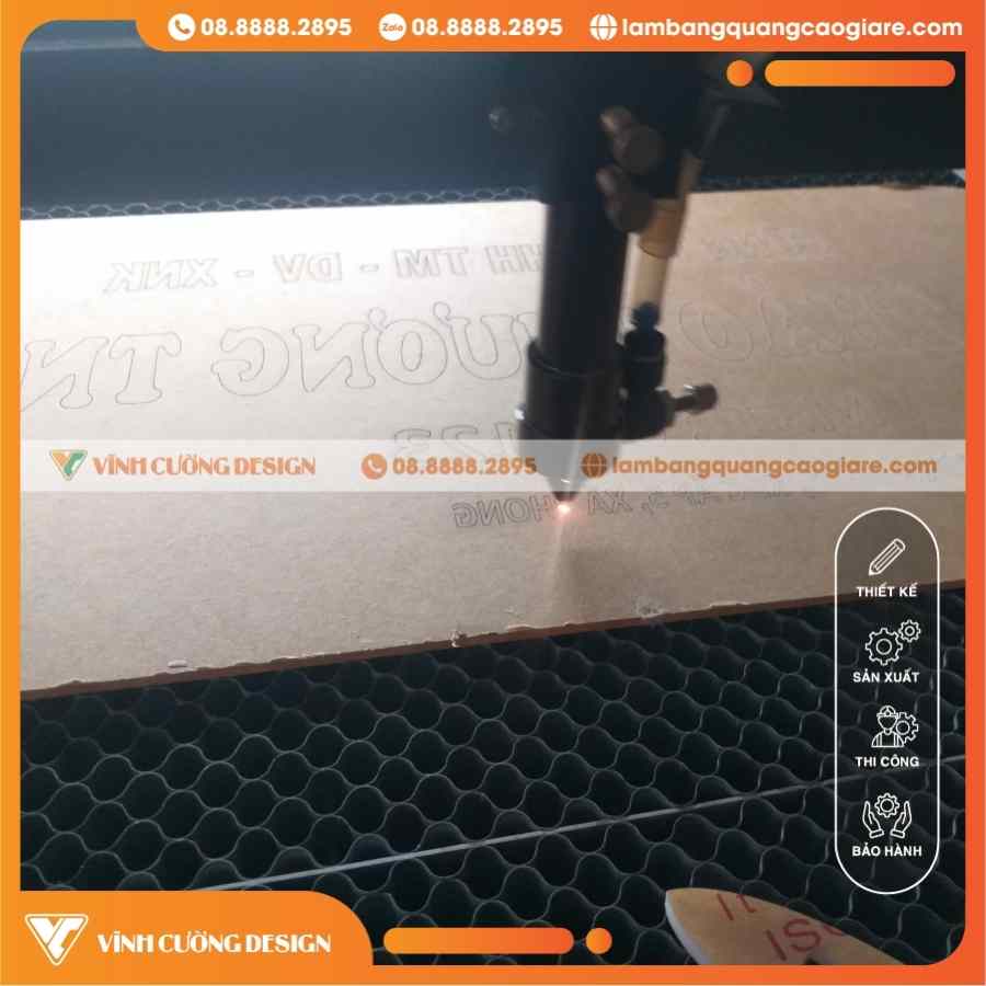 Quy trình cắt khắc Alu Laser CNC chuyên nghiệp
