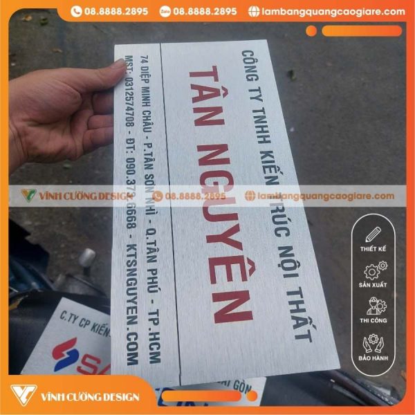 So Sánh Bảng Tên Công Ty Alu Bạc Xước In UV & Bảng Tên Dán Decal Chọn Giải Pháp Nào?