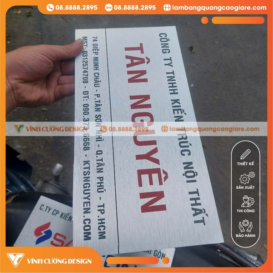 So Sánh Bảng Tên Công Ty Alu Bạc Xước In UV & Bảng Tên Dán Decal Chọn Giải Pháp Nào?