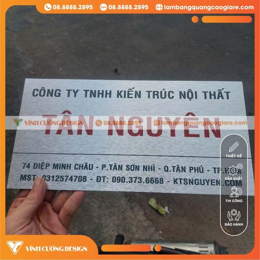 Vì Sao Bảng Tên Công Ty Alu Bạc Xước In UV Là Lựa Chọn Lý Tưởng Cho Công Ty?