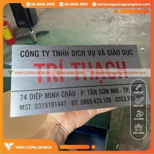 Gia công bảng tên công ty Alu In UV bạc xước là gì?
