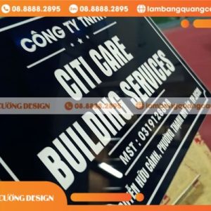 Gia công bảng tên công ty Mica đen in UV là gì?