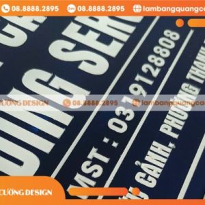 Quy trình gia công bảng tên công ty Mica đen in UV chuyên nghiệp
