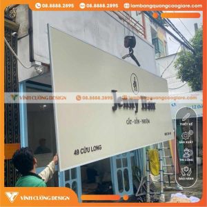 Quy trình làm bảng hiệu mặt tiền nền Alu chữ nổi Mica hông Formex chuyên nghiệp