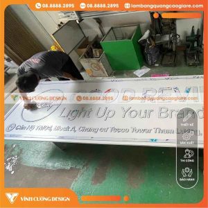 Quy trình thi công bảng hiệu Alu chữ nổi mica cắt dán