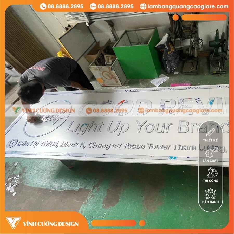 Quy trình thi công bảng hiệu Alu chữ nổi mica cắt dán