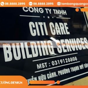 Ứng dụng thực tế của bảng tên công ty Mica đen in UV