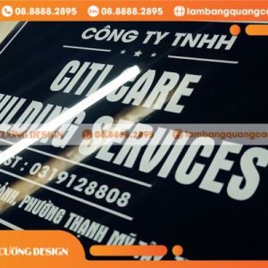 Ưu điểm của bảng tên công ty Mica đen in UV