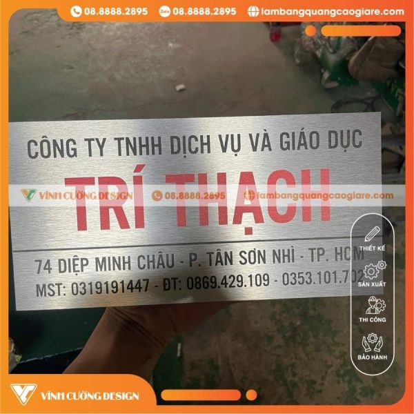 Ưu điểm khi sử dụng dịch vụ gia công bảng tên công ty Alu In UV trọn gói