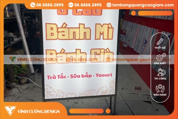 Bảng hiệu hộp đèn đứng giá rẻ lấy liền 7 hop den quang cao dung