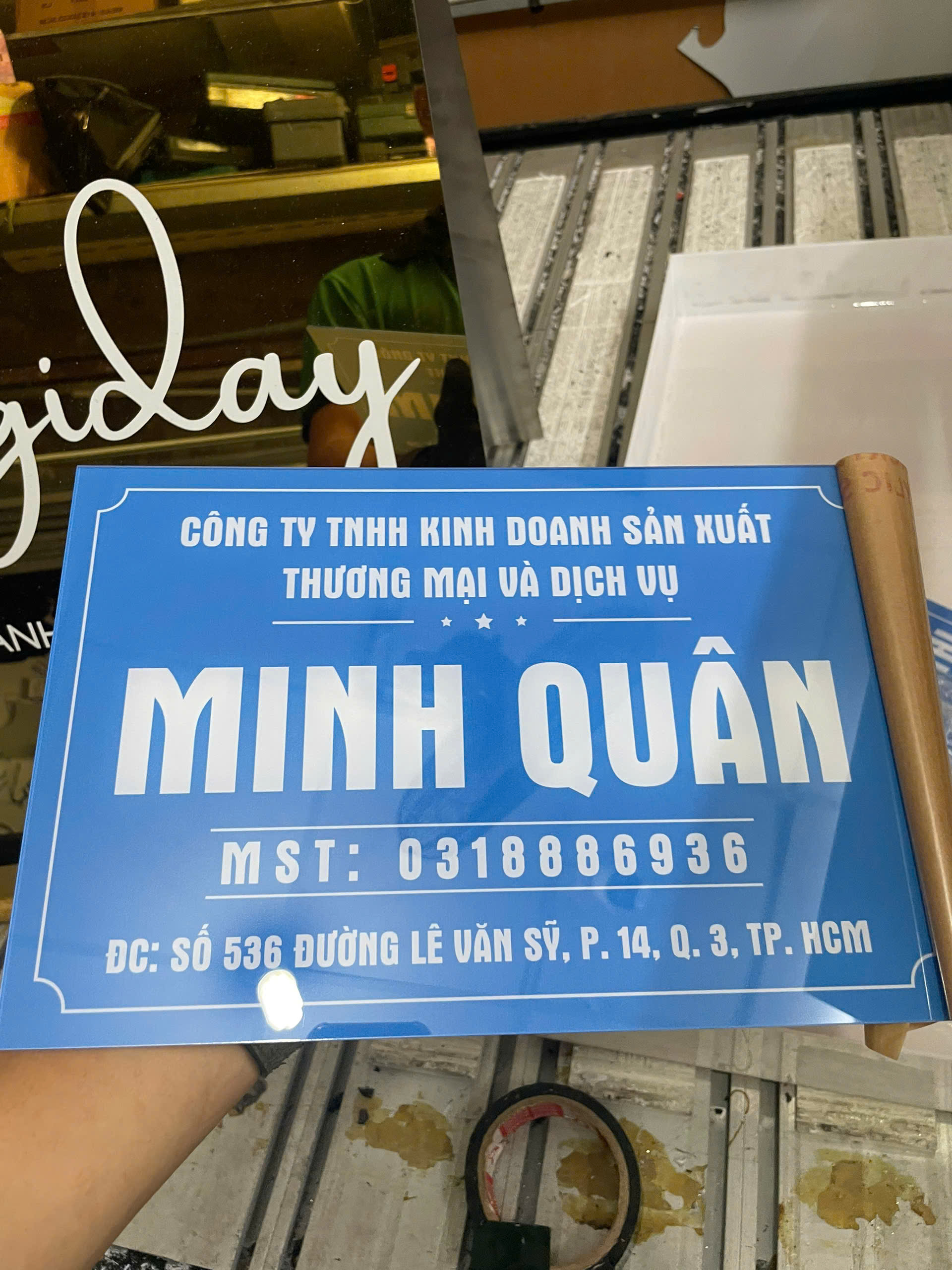 lam bang hieu cong ty in uv lay lien 