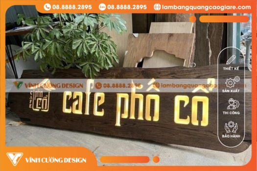 Bảng hiệu gỗ sồi, kết hợp đèn led và chữ mica hắt chân hiệu ứng nổi bật