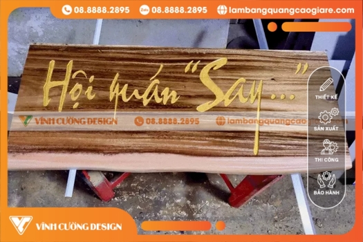 làm bảng hiệu gỗ tự nhiên treo ngoài trời
