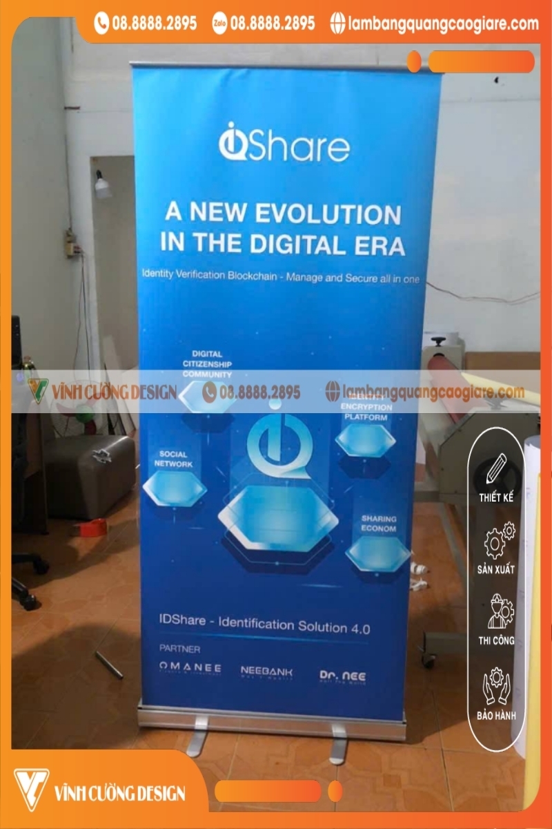 Vĩnh Cường thi công Standee chân cuốn giá rẻ